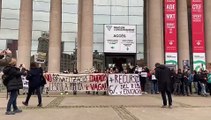 Concentración de maestros frente al Saló de l'Ensenyament en Barcelona