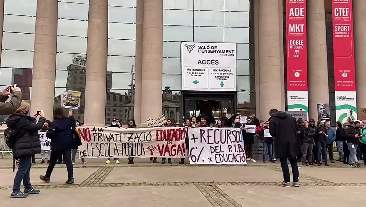Concentración de maestros frente al Saló de l'Ensenyament en Barcelona