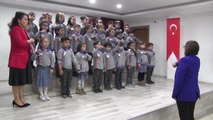 İlkokul birinci sınıf öğrencileri İstiklal Marşı'nı işaret diliyle okudu