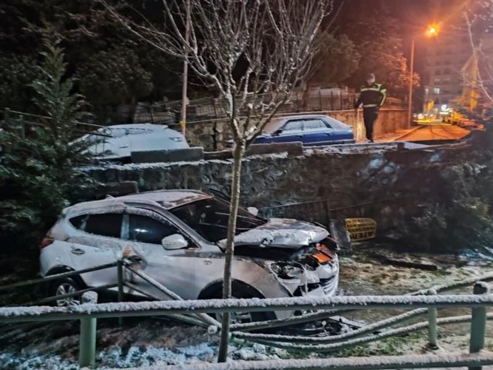 Son dakika haberleri... Korku dolu anlar kamerada: Otomobil çocuk parkına uçtu