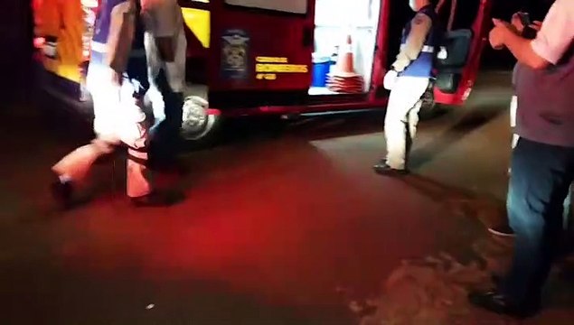 Idoso esfaqueado na mão é socorrido pelo Siate no Bairro Interlagos; Suspeito foi preso e cutelo apreendido