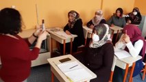 Diyarbakırlı kadınlar çocuklarını okula gönderip, kendileri de okuma yazma kursunun yolunu tutuyor