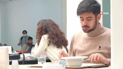 Üniversite yemekhanesinde şaşırtan anlar... Herkes yemeğini bıraktı bir anda çalıp söylemeye başladı
