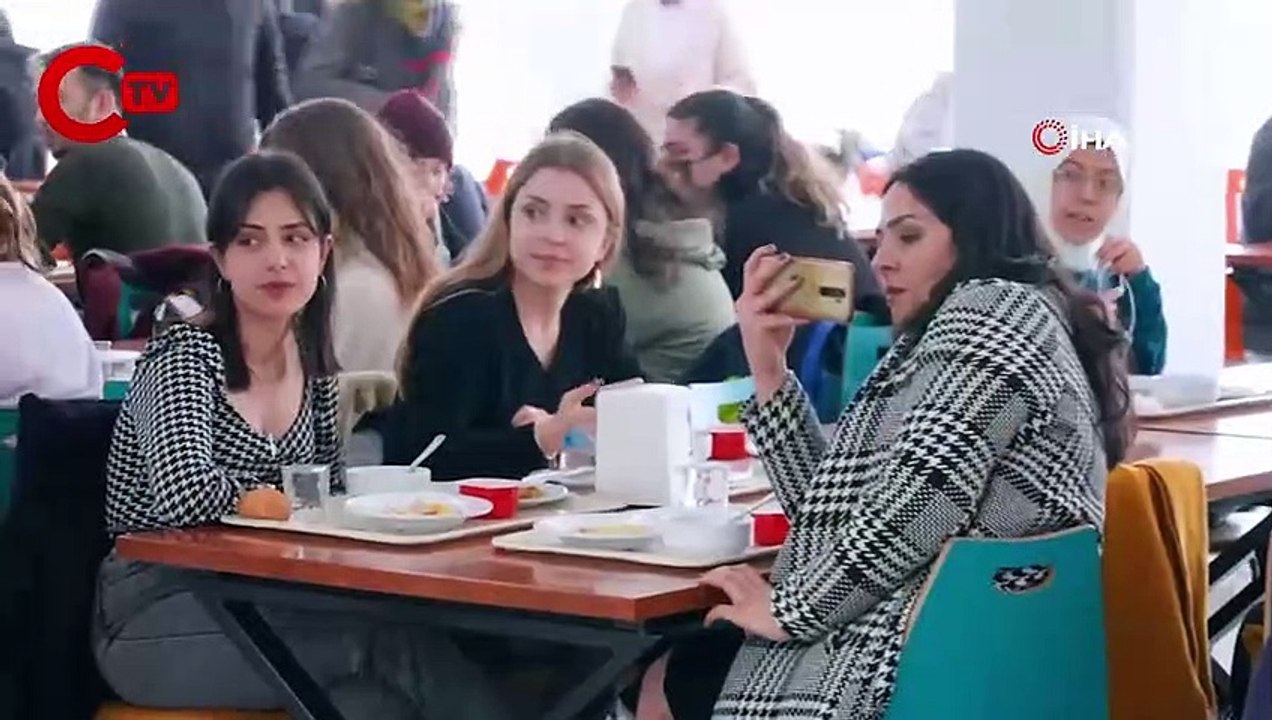 üniversite yemekhanesinde duygulandıran anlar