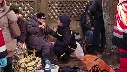 أضرار تلحق بمبنى سكني إثر تعرضه للقصف في كييف