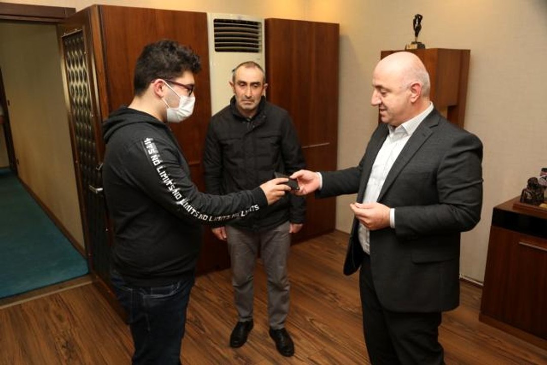 Temizlik işçisinden örnek davranış: Parkta temizlik yaparken bulduğu içi para dolu cüzdanı sahibine ulaştırdı