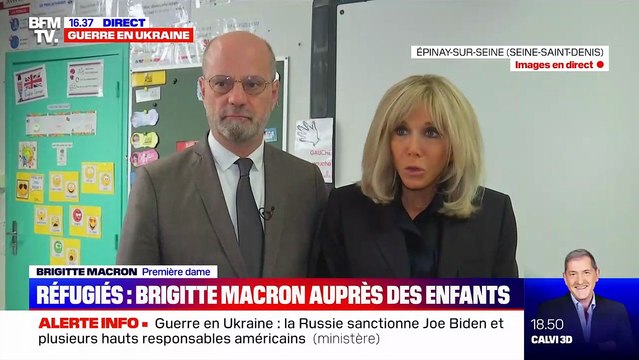 Brigitte Macron, accompagnée du ministre de l'Education Jean-Michel Blanquer, s'est exprimée avec émotion sur l'arrivée d'enfants réfugiés ukrainiens devant la presse lors de sa visite d'une école à Epinay-sur-Seine