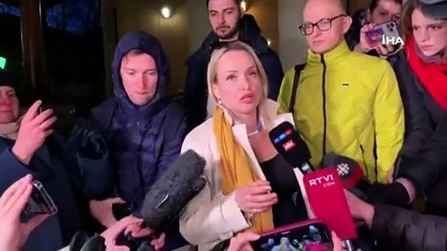 Rus devlet televizyonunda savaş karşıtı pankart açan editör: “Sorgu 14 saatten fazla sürdü”