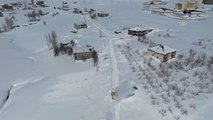 Karla mücadele ekiplerinin kapanan 90 köy yolunu açmak için çalışmaları devam ediyor