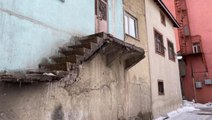 Erzurum'da bir garip olay! Merdiveninin giriş kısmı ve korkulukları bir gecede kayboldu