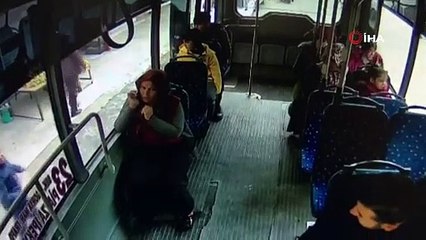 Kadın kapkaççıyı kovalarken, yolcular film gibi izledi