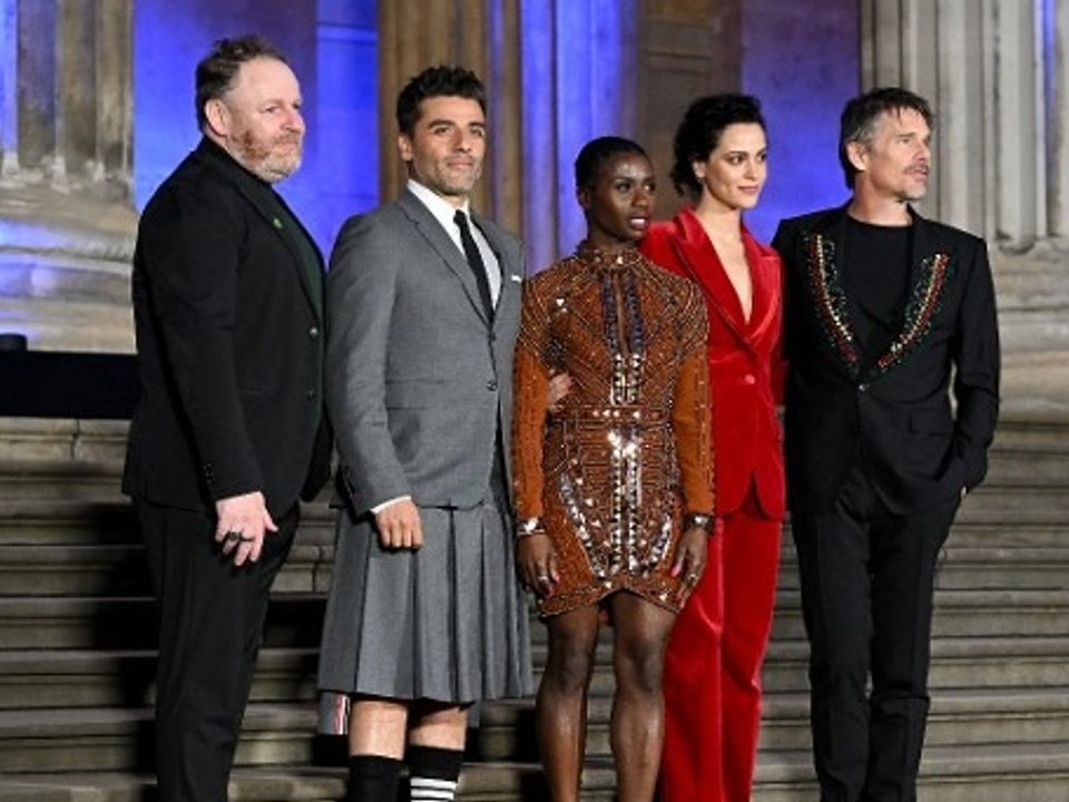 Stylischer Auftritt: Oscar Isaac kommt im Rock zur Marvel-Premiere