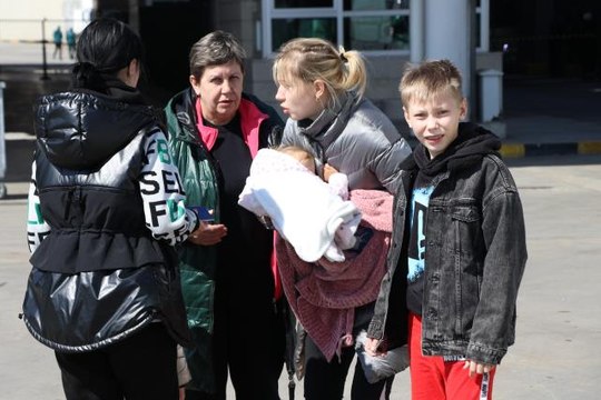 Ukrayna'daki savaş bölgesinden tahliye edilenlerin Türkiye'ye gelişleri sürüyor