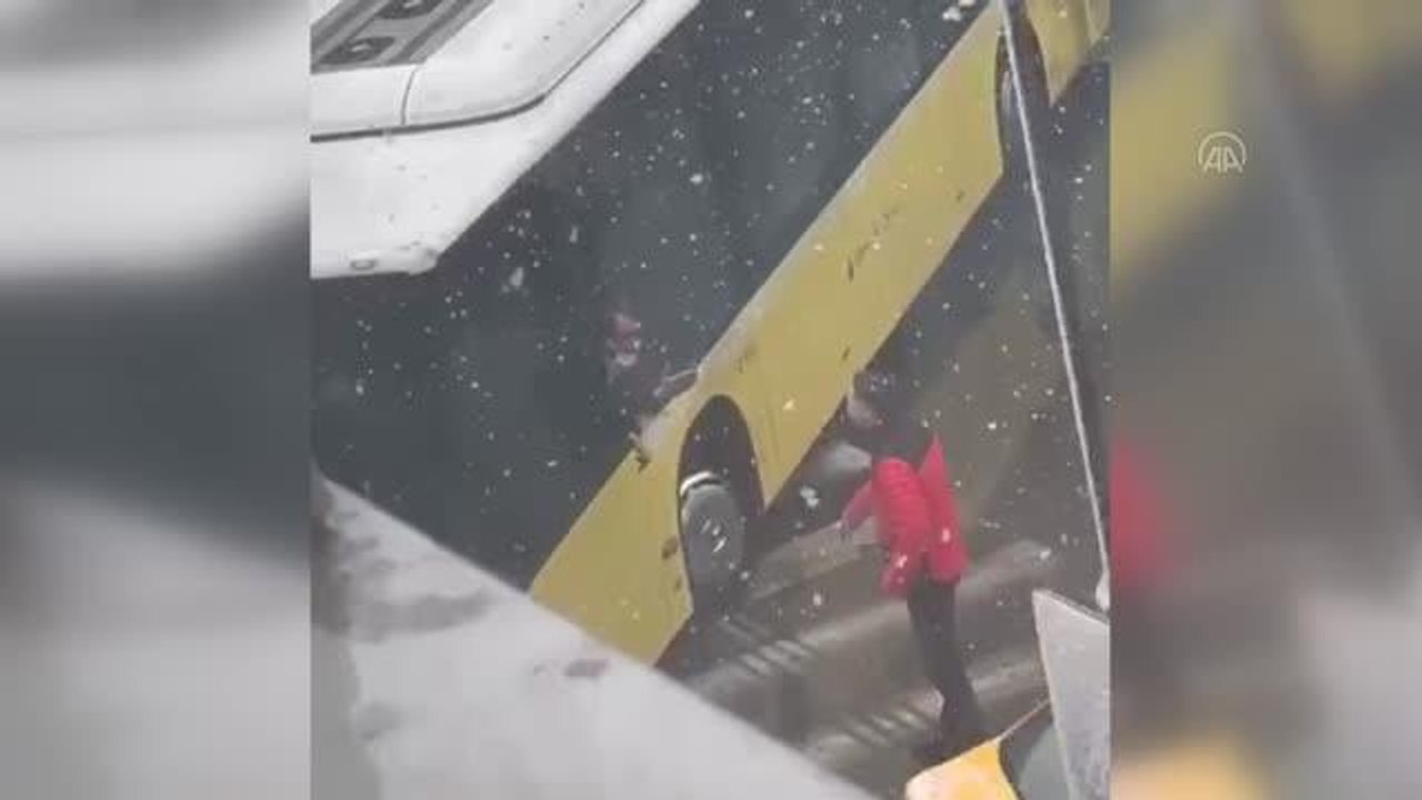 Mecidiyeköy'de İETT otobüsü şoförü ile vatandaş arasında yaya geçidi tartışması