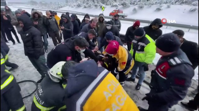 TEM Otoyolu'nda feci kaza! Tır, otomobil ve otobüs birbirine girdi