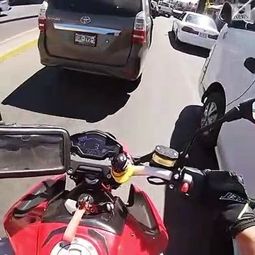 Una puerta mal cerrada estuvo a punto de ocasionar tragedia en la carretera