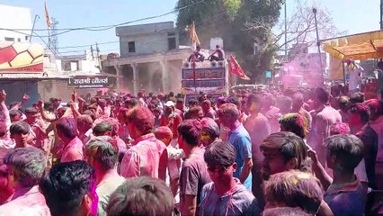 Thakurji played Holi with the devotees while riding on the yard
