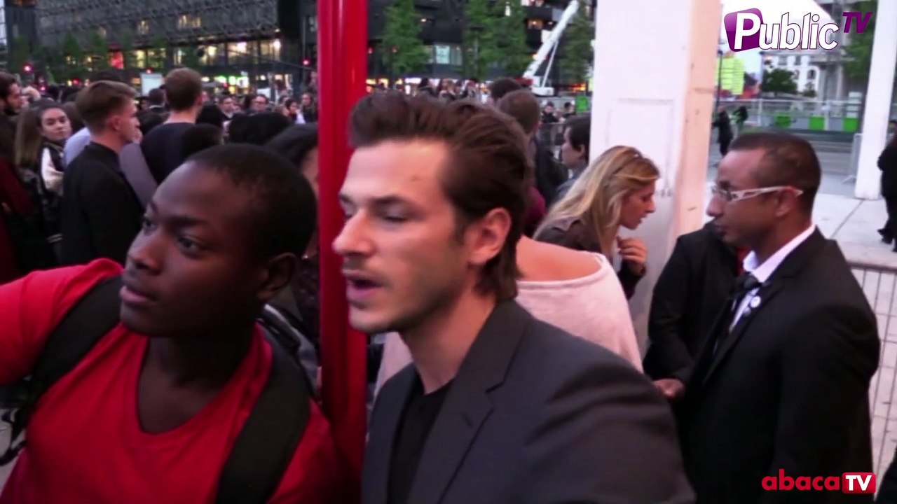 Gaspard Ulliel fait du charme à une paparazzi à l'avant-première de Juste la fin du monde !