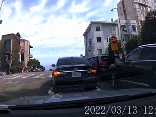 San Francisco : Il repère des voleurs qui cassent la vitre arrière de sa voiture mais il était déjà trop tard !