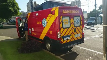 Bombeiros atendem vítima de colisão entre carro e moto no Centro