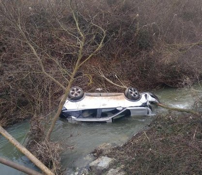 OTOMOBİLİ DEREYE DÜŞTÜ TUTANAK TUTUP EVİNE GİTTİ