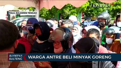 Warga Antre Beli Minyak Goreng