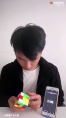 Il résout un Rubik's cube à l'envers et à l'aveugle !