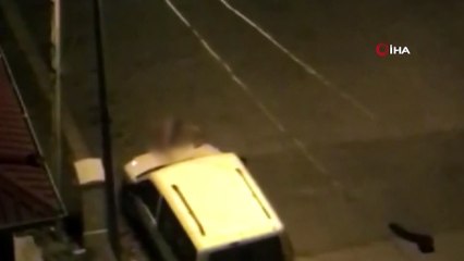 Sokakta soyunan adam mahalleyi ayağa kaldırdı; dayağı yedi!
