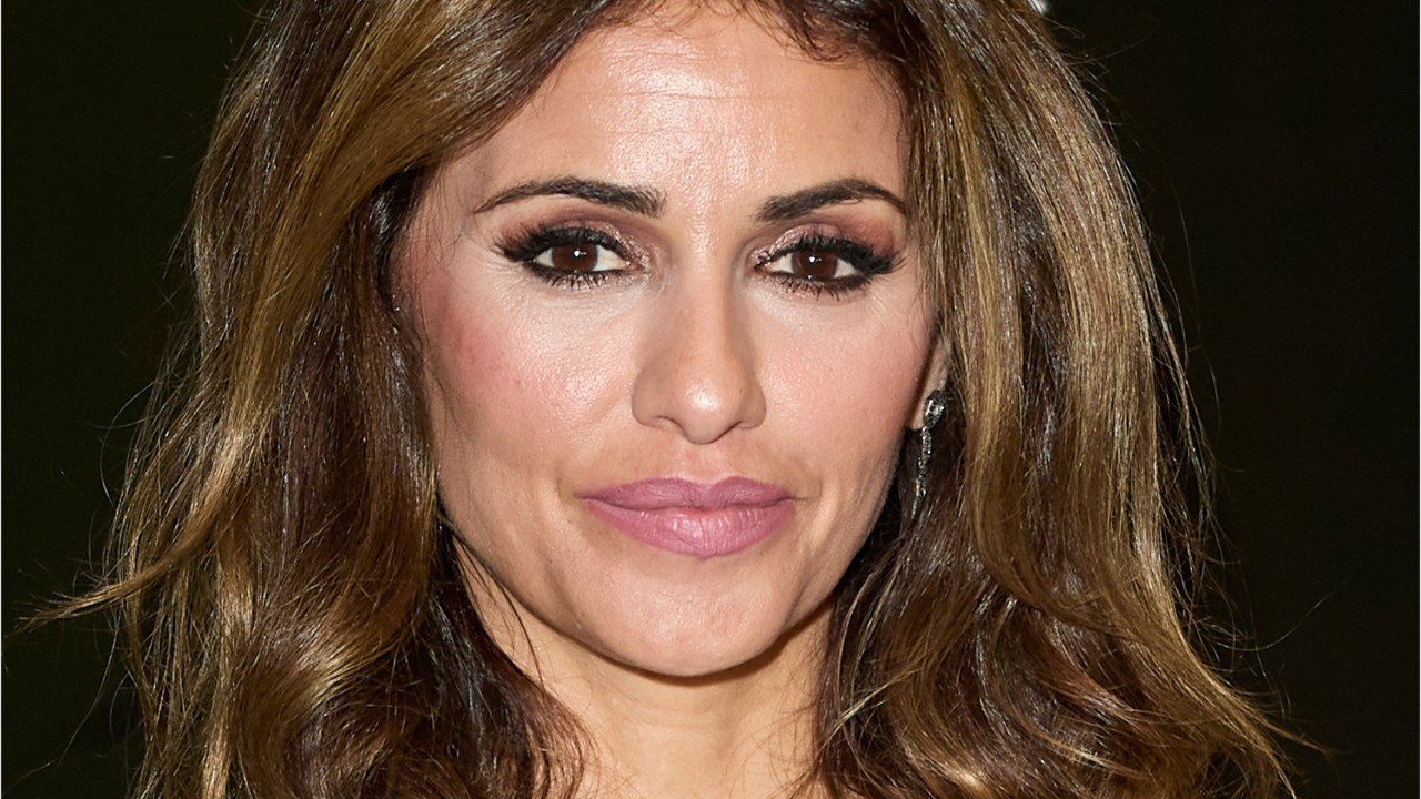 VOICI - Monica Cruz a 45 ans : que devient la sœur de Penélope Cruz depuis la série Un, dos, tres ?