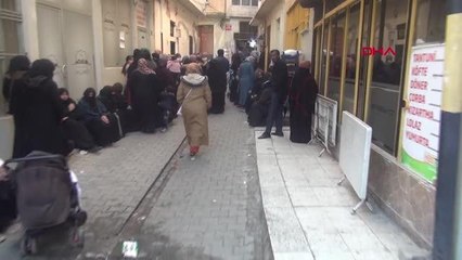 Ramazan kolisi dağıtılacağını duyan Suriyeliler izdiham yarattı