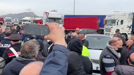 "Andiamo avanti a oltranza". Terza giornata di blocco dei camion al porto di Olbia.