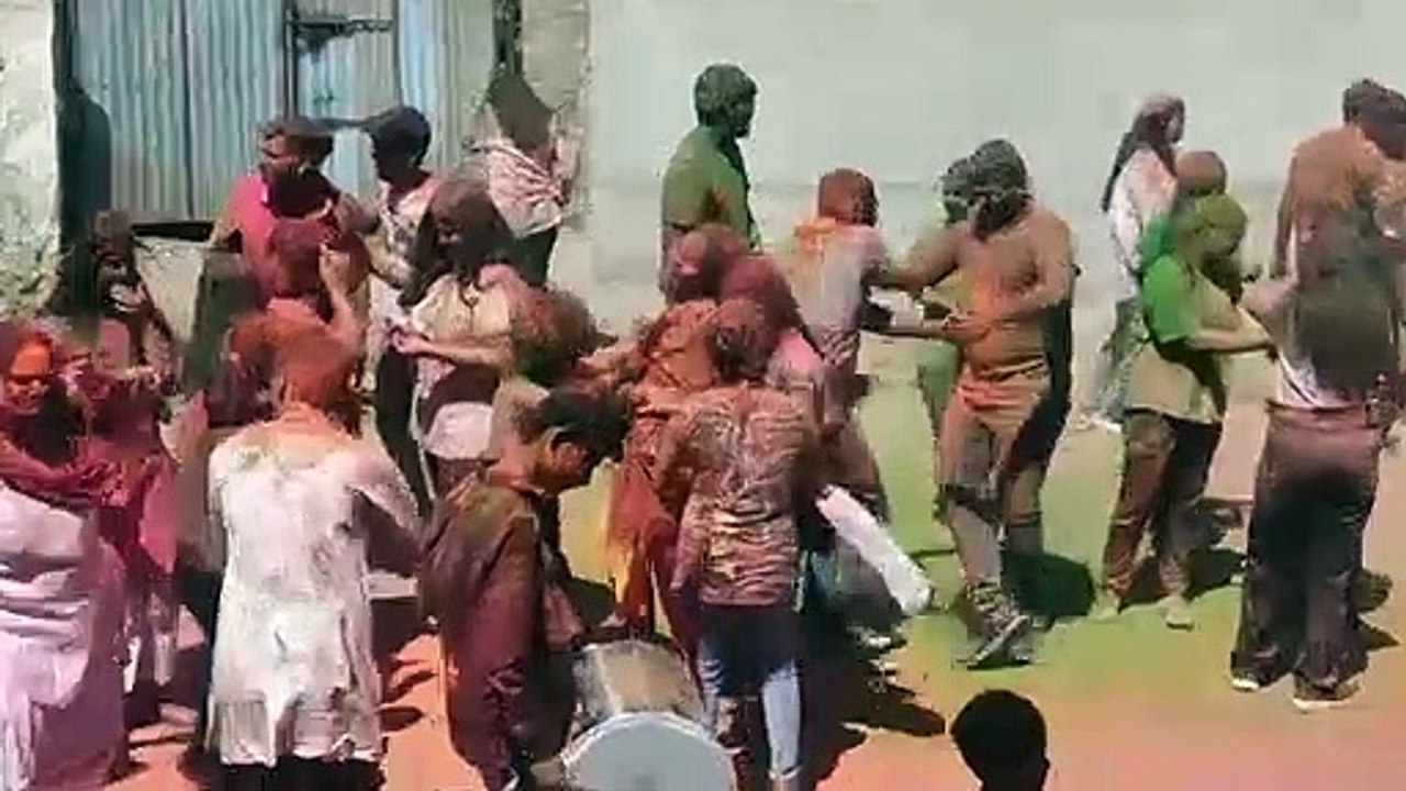 Holi Festival- ढोल की थाप पर नाच रहे युवाओं ने उड़ाया गुलाल,  Video देखें...