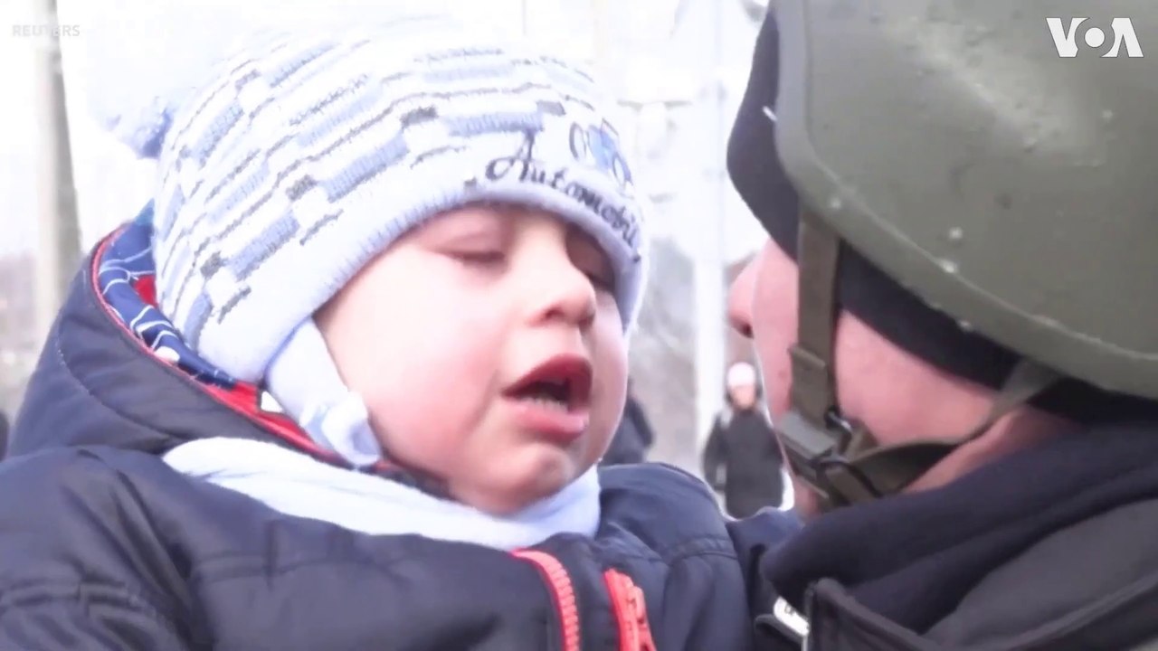 Ukrainian Police Officer Says Goodbye to Distraught Son as Family Flees Irpin