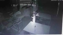 Ação de ladrão que estoura vidro de loja no Centro é flagrada por câmera
