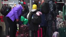 بدون تعليق: الآلاف من اللاجئين الأوكرانيين يصلون إلى محطة قطار برلين