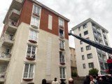 Ümraniye'de apartman dairesi alev alev yandı, 10 kişiyi itfaiye kurtardı