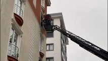 İtfaiye ekipleri apartman yangınında mahsur kalanları kurtardı