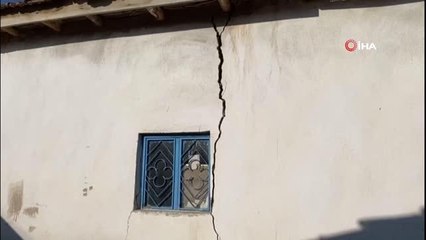 Evleriyle ilgili öğrendikleri gerçekle şoke oldular... Duvarlardaki çatlağın sebebi 'Fay hattı' çıktı