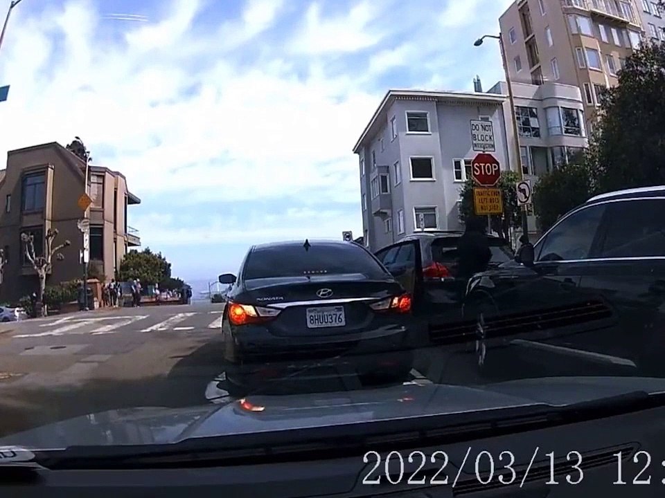 Des voleurs cassent la vitre arrière de sa voiture, il s'en rend compte trop tard mais la police arrive pile au bon moment