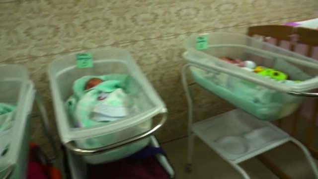 Un sótano de Kiev en medio del caos y de las explosiones es ahora el hogar de 21 bebés de gestación subrogada