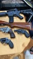 Pastor “abençoa” armas de policiais após culto: “Vão proteger a população”