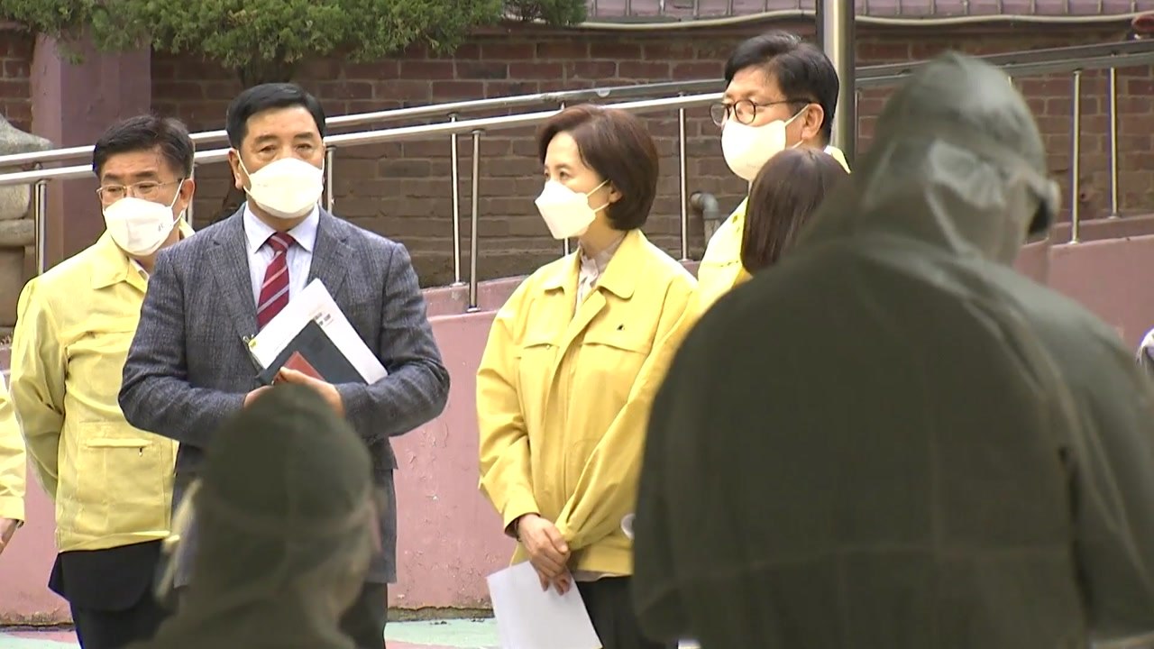 유은혜, 학교 이동형검사소 점검...현장 의견 청취 / YTN