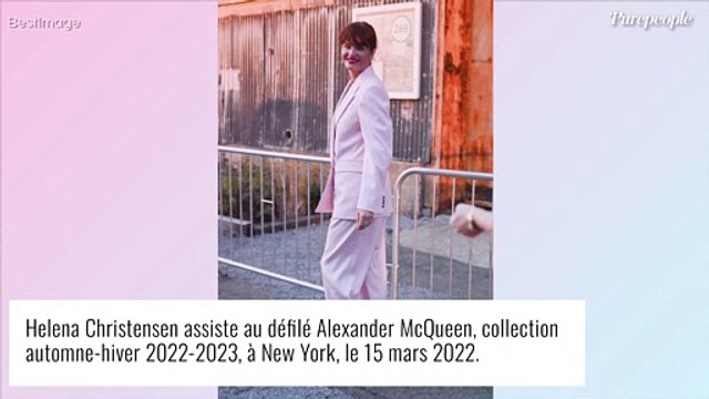 Helena Christensen : Canon en costume rose pâle pour applaudir Kaia Gerber