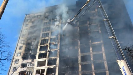 القصف الروسي للأحياء السكنية في كييف يفاقم معاناة المدنيين