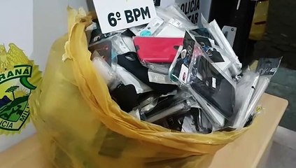 Tải video: 225 capinhas de celular encontradas em via pública são levadas para a delegacia