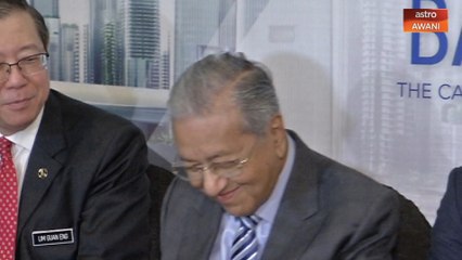 Tun M hanya senyum, geleng kelala apabila ditanya berhubung Azilah