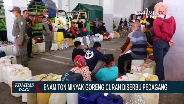 Enam Ton Minyak Goreng Curah Diserbu Ratusan Pedagang di Ponorogo