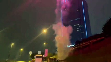 Galatasaray taraftarı Barcelona takımının kaldığı otel önünde havai fişekler attı