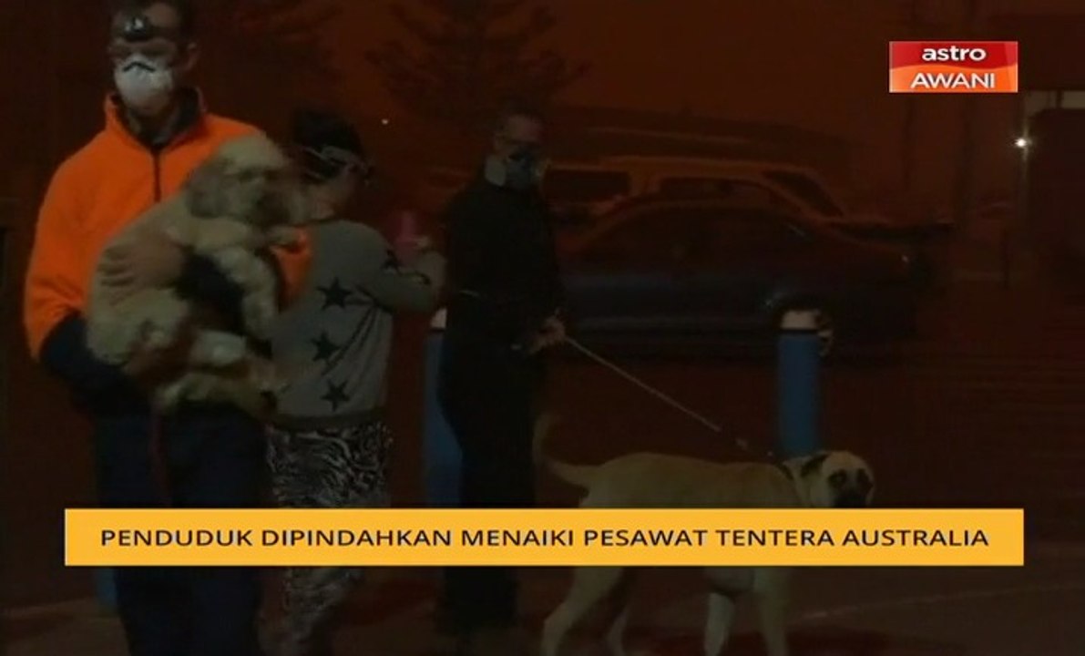 Penduduk dipindahkan menaiki pesawat tentera Australia