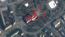 Rus ordusunun bombaladığı tiyatro binasında yürek yakan detay! Bahçesine Rusça 